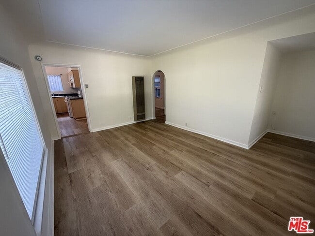 Foto del edificio - 1733 N Beverly Glen Blvd