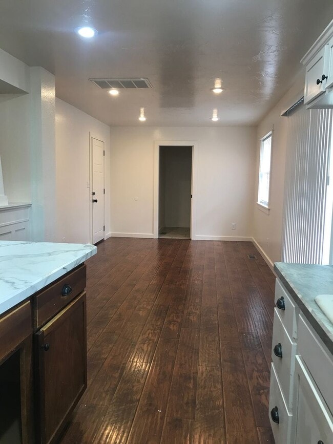 Building Photo - Charming Home Nestled in Springfield - 3 b...