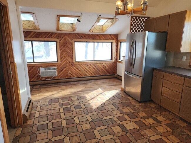 Building Photo - 586 Franklin St