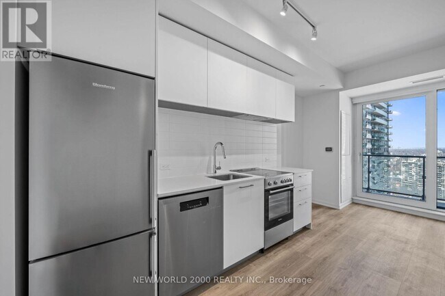 Photo du bâtiment - 101 Roehampton Ave