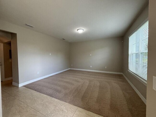 Foto del edificio - 8656 Waksman Pl