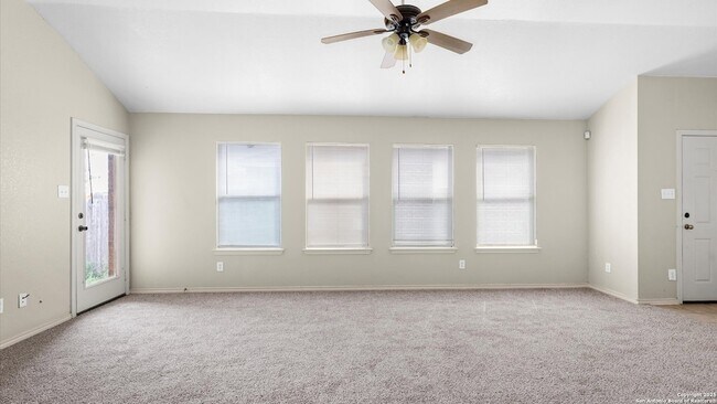 Foto del edificio - 6430 Ithaca Falls