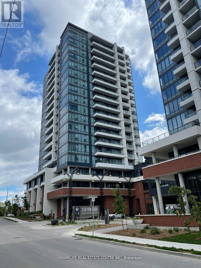 Building Photo - 5 Wellington St S
