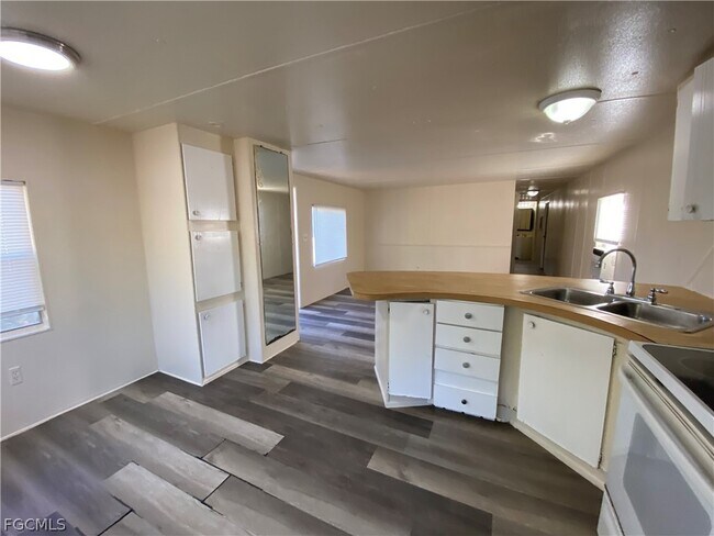 Foto del edificio - 7535 McDaniel Dr