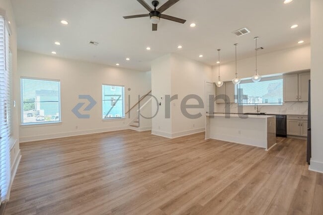 Building Photo - Unit Unit E