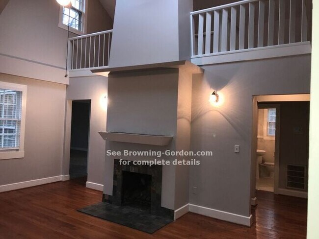 Building Photo - Hot Property in the 21st Avenue South area!