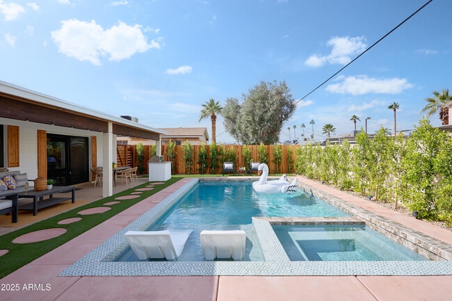 Foto del edificio - 7320 E Latham St