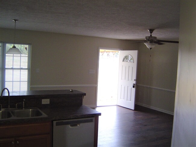 Foto del edificio - 412 N Ashe Ave