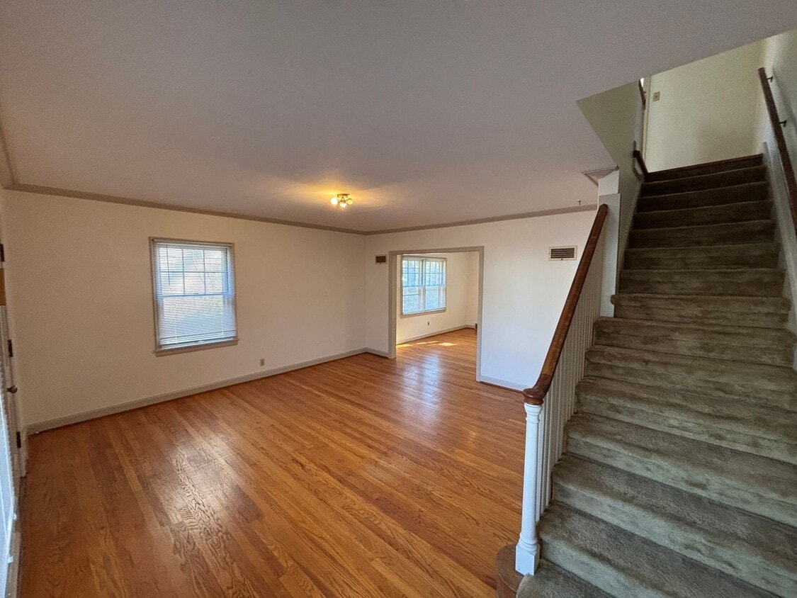 Primary Photo - 2 Bed 1 Bath Duplex Unit in Central Manhattan