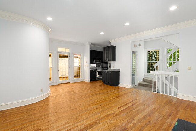 Espacio diáfano con suelos de madera noble y balcón privado cubierto. - 197 5th St NE