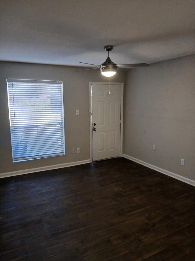 Sala de estar de 605 pies cuadrados, 1x1 - Spring Oaks Apartments