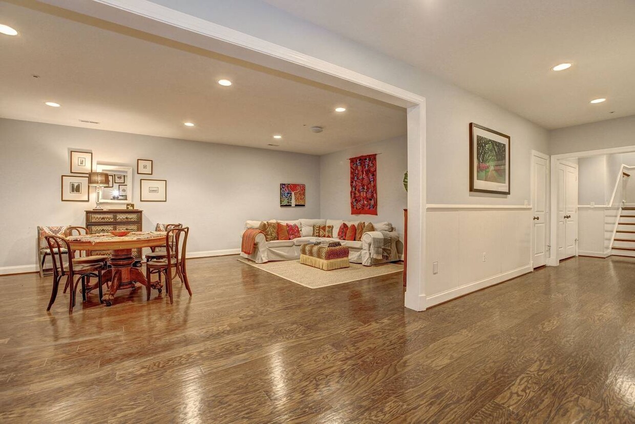 Foto principal - 2502 Chain Bridge Rd NW