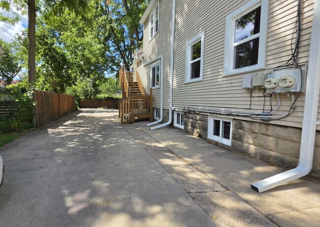 Foto del edificio - Refurbished 2 Bedroom Upper in Appleton