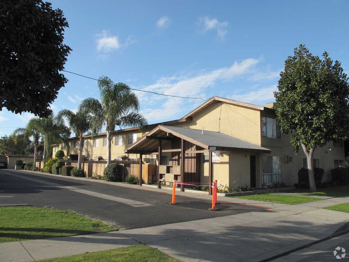 Primary Photo - Lakewood Townhouse Apartments