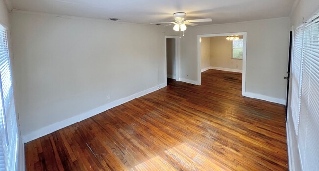 Foto del edificio - Hardwood Flooring throughout!