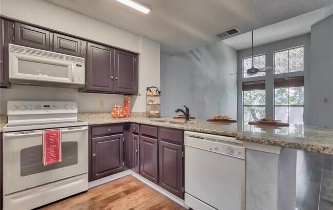 Building Photo - 3404 Country Club Dr W