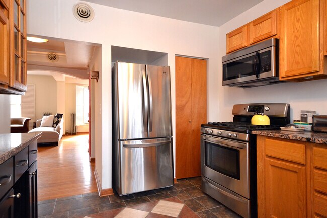Building Photo - 1054 W Winona St