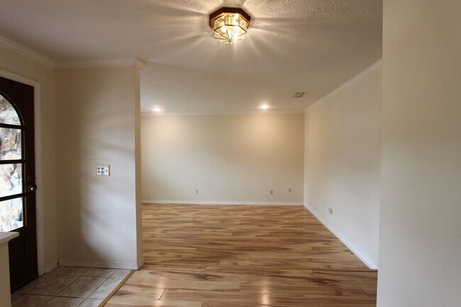 Foto del edificio - 4 Bedroom/2 Bath/2 Car Garage