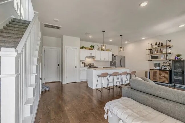 Building Photo - 3639 Hydes Ferry Rd