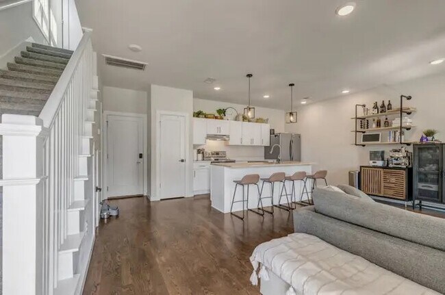 Foto del edificio - 3639 Hydes Ferry Rd