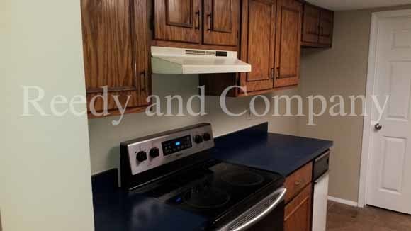 Building Photo - Spacious Townhome