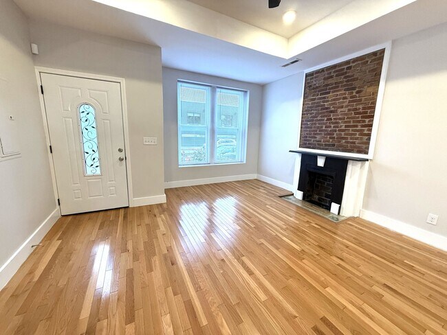 Building Photo - Large 4 Bedroom 4 Bath Charming home in Butchertown WITH BASEMENT