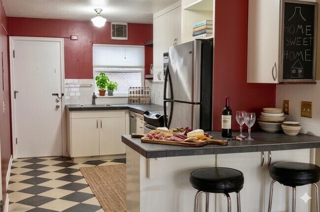 Foto del edificio - "Lovely Updated Condo in the Sullivan's Gulch Neighborhood" Water/Sewer/Trash & Radient Heat Incl...