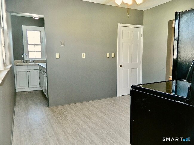 Building Photo - 37 Elm St