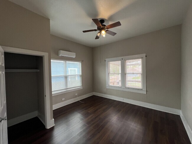 Building Photo - Gorgeous 4 bedroom/2 bathroom home with mo...