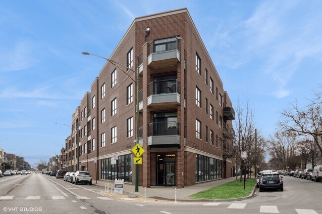 Exterior del edificio boutique con ascensor - 3047 N Oakley Ave