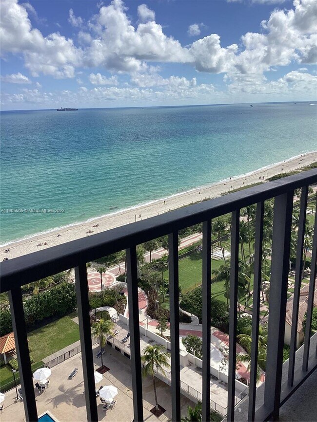Building Photo - 2625 Collins Ave