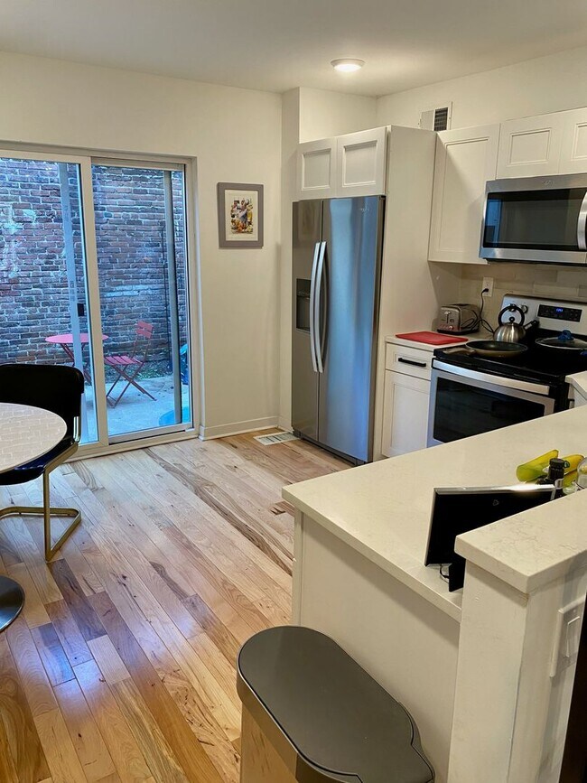 Building Photo - Stunning 3-Bedroom Townhome in the Heart o...