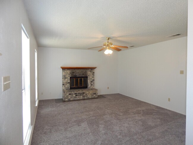 Building Photo - 1613 Bobby Lee Dr