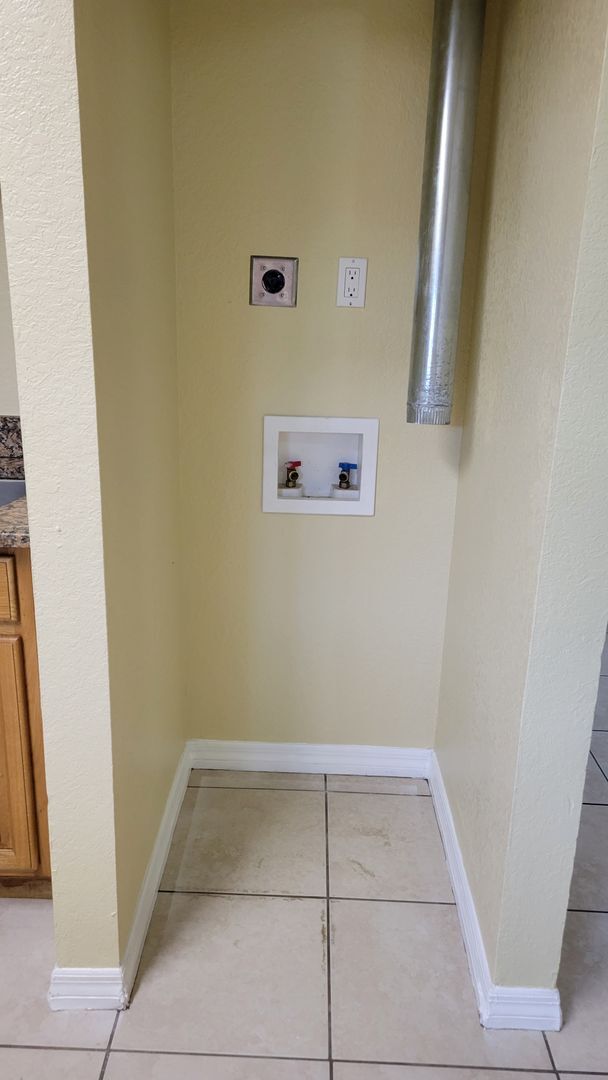 Building Photo - Annual unfurnished 2/1 half duplex in Sara...