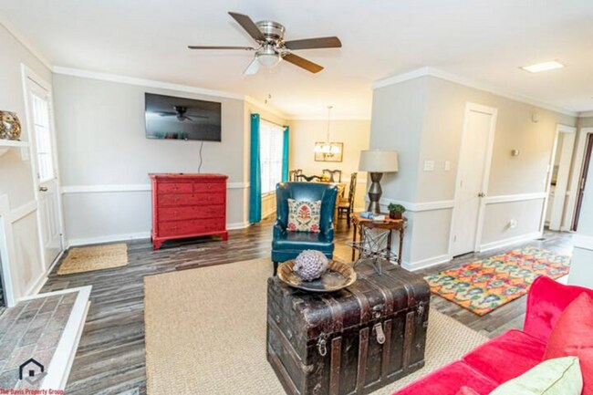Building Photo - 2 Bedroom Townhouse