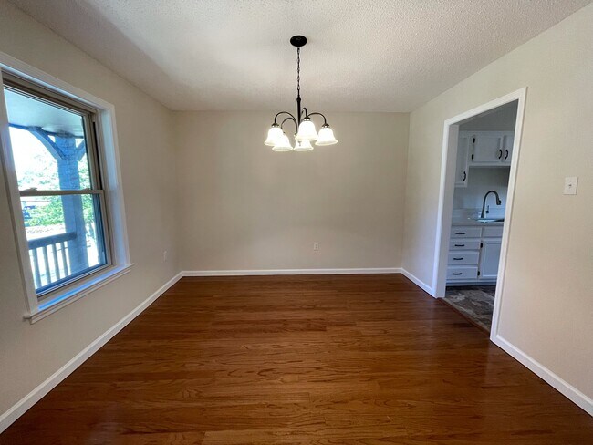 Building Photo - 2406 Doe Run Ln