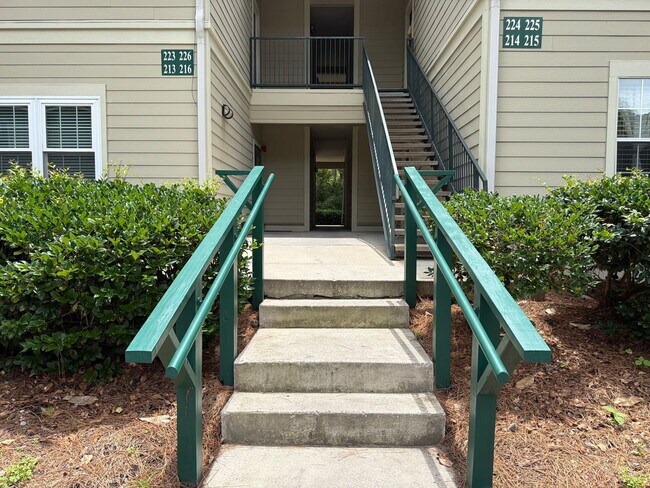 Foto del edificio - Three Bedroom Updated First Floor Condo at The Legends
