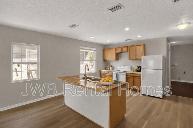 Foto del edificio - 1728 6th St W