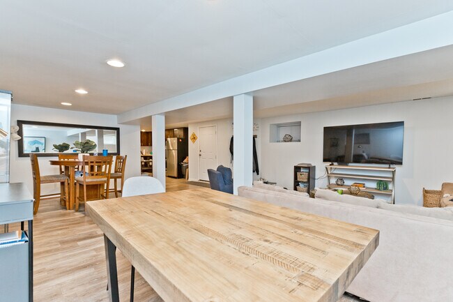 Foto del edificio - 900 W Newport Ave