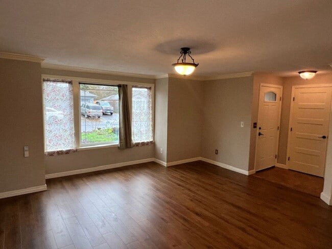 Foto del edificio - NEW TO MARKET, CLOSE TO SOUTH MEDFORD HIGH...