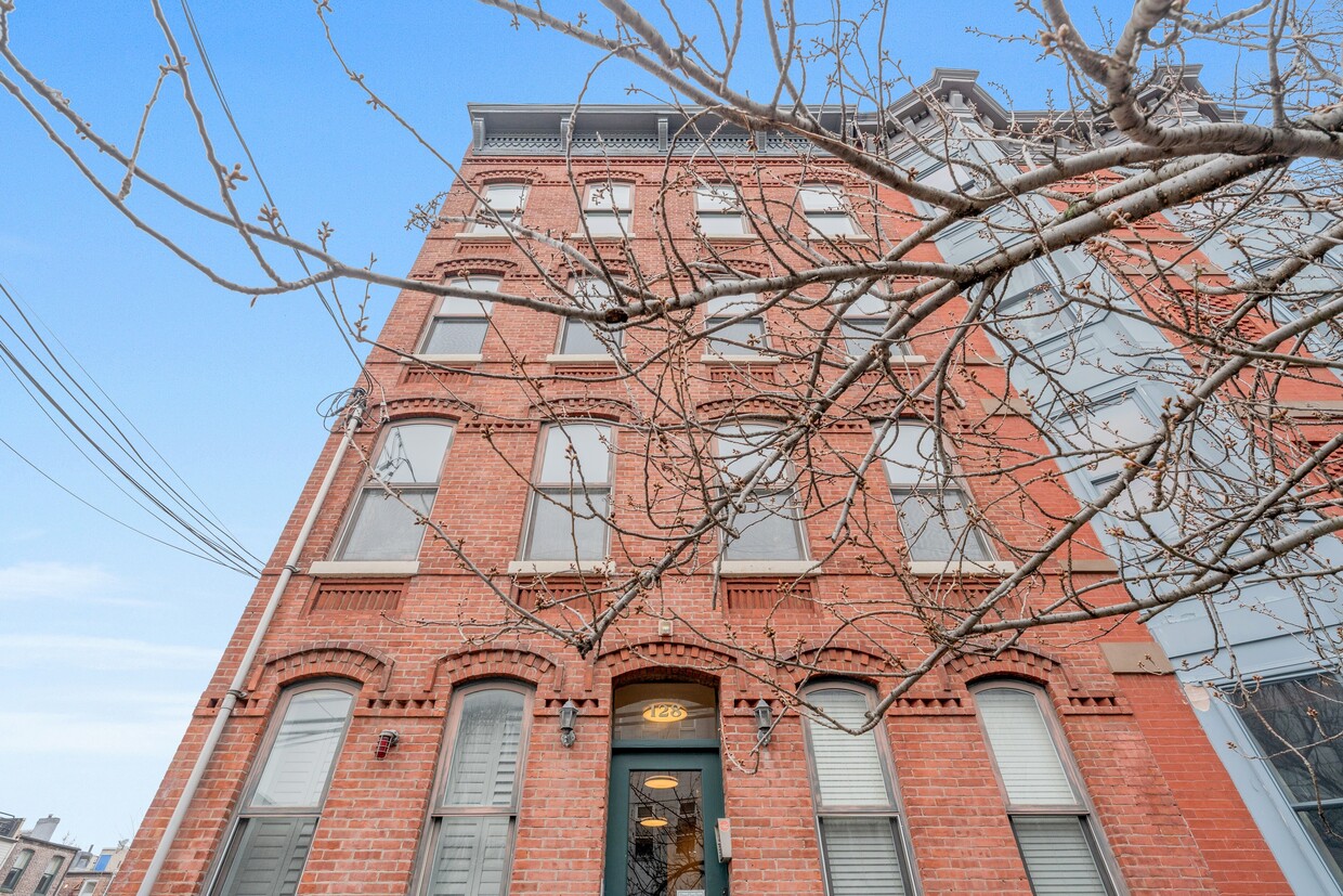 Primary Photo - 128 Bright St