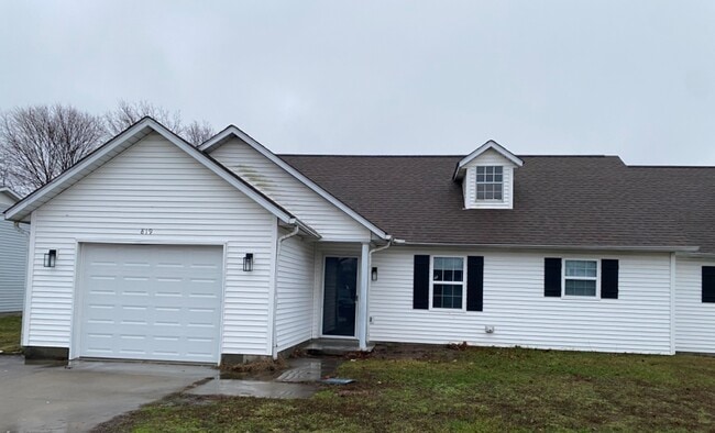 Building Photo - 819 Delta Pine