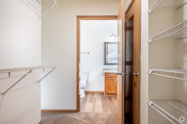 2BR, 2BA - 1,150SF - Walk-In Closet - Timber Bluff