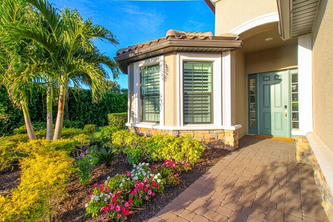 Foto del edificio - ** STUNNING 3-Bedroom + Den, 3-Bathroom Heated Pool & Spa Home with Golf Transfer to Esplanade Go...