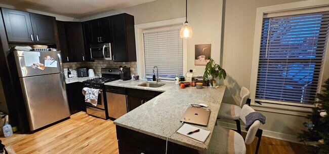 Building Photo - 2211 W Eastwood Ave