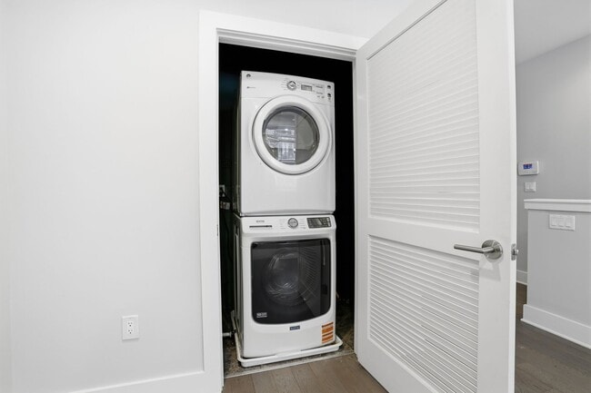 Building Photo - Exquisite 3-Bedroom Townhouse with Garage in Private Community! Available NOW!
