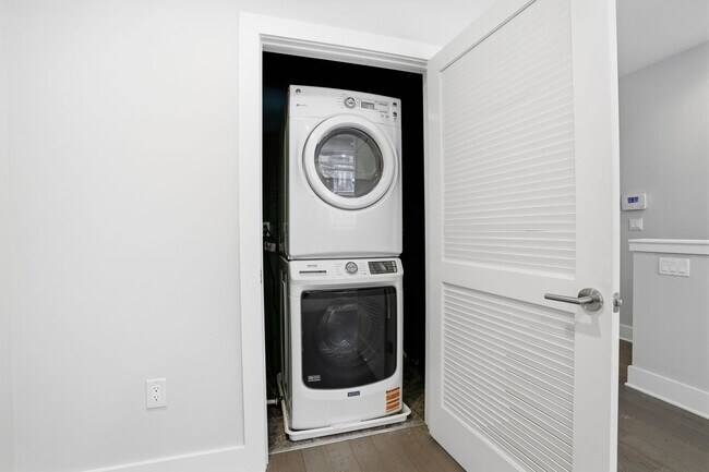Foto del edificio - Exquisite 3-Bedroom Townhouse with Garage in Private Community! Available NOW!