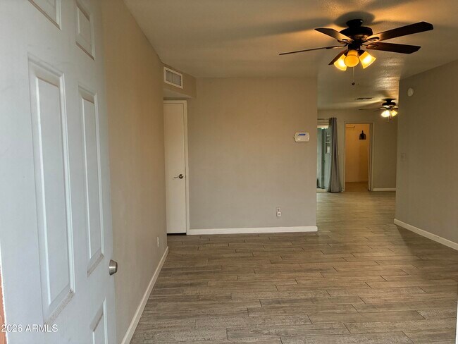 Foto del edificio - 6713 W Carol Ave