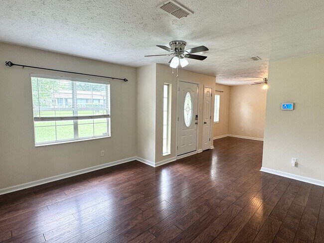 Foto del edificio - Just Listed