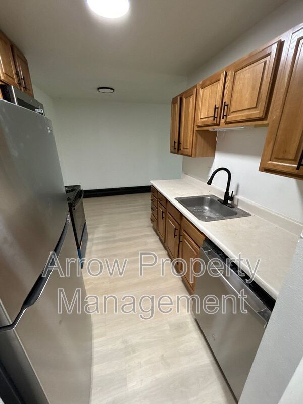 Building Photo - 215 E Arbor Ave